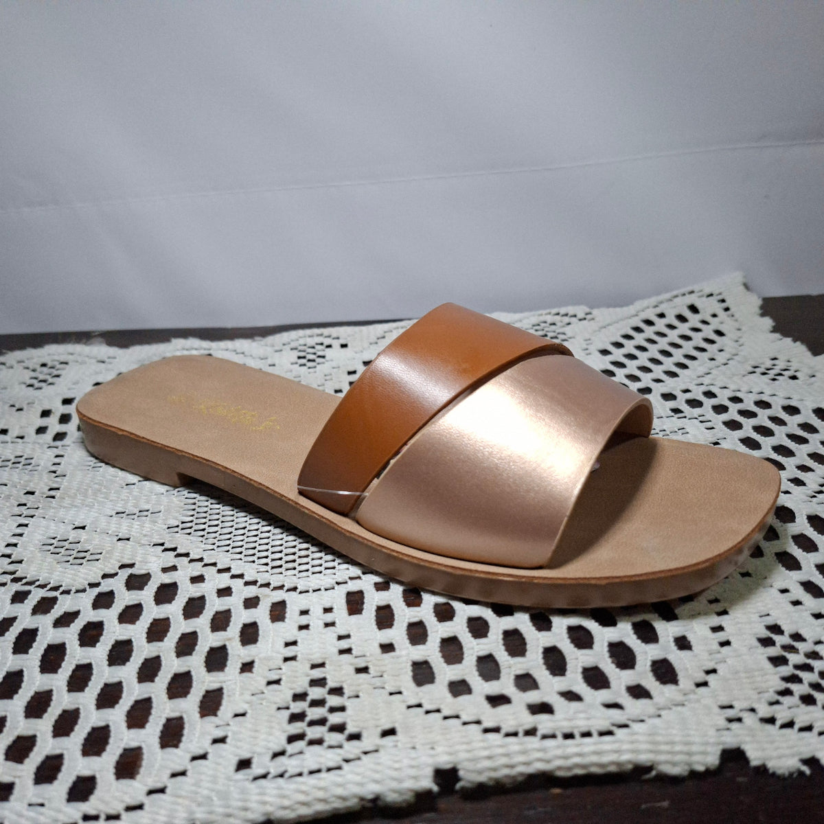 Sandalia tono dorado