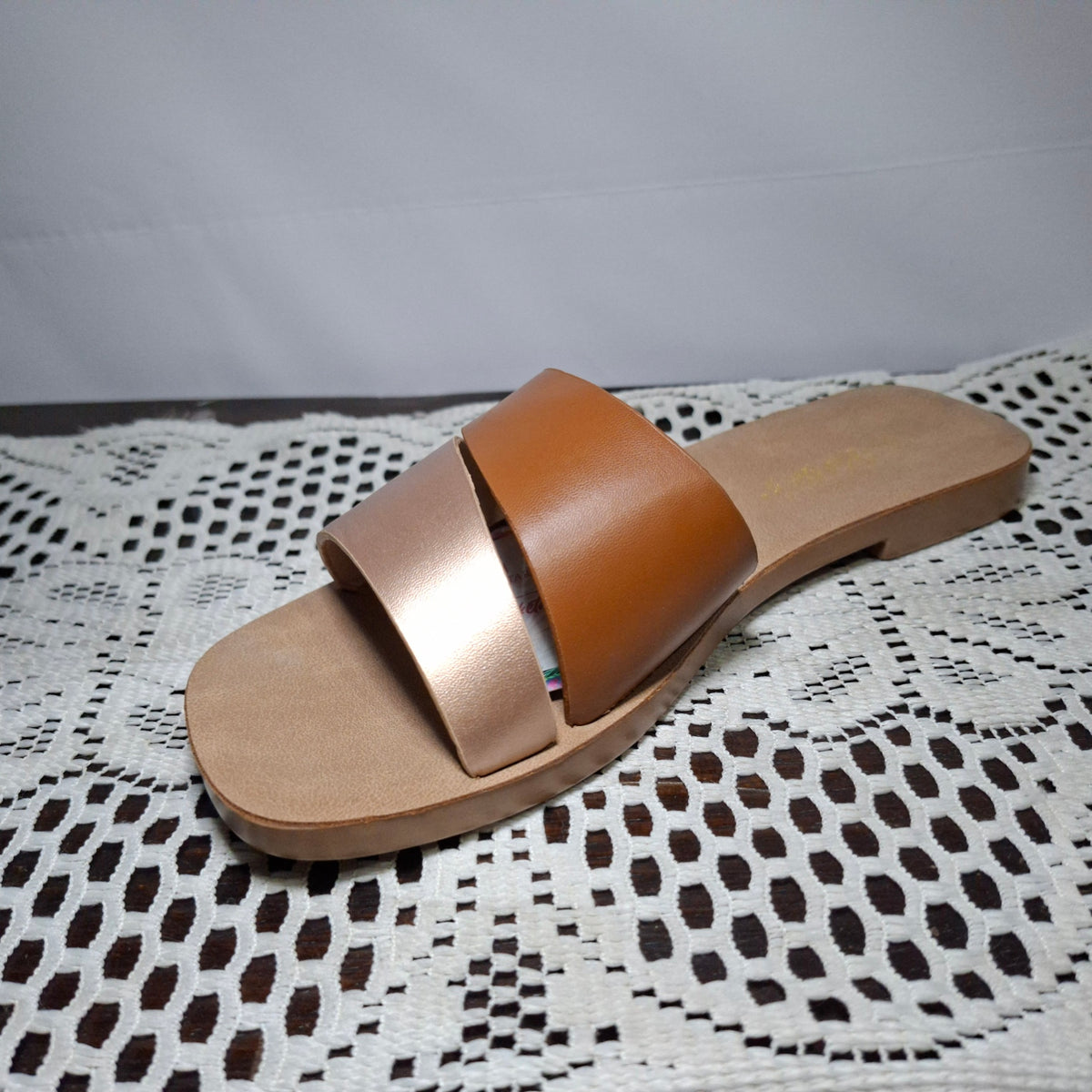Sandalia tono dorado